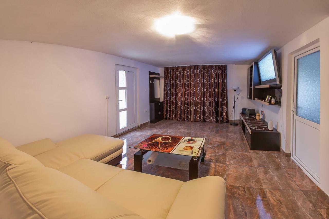 Casa De Vacanta Jeny Novaci-Străini Buitenkant foto