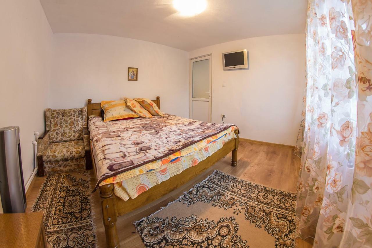 Casa De Vacanta Jeny Novaci-Străini Buitenkant foto