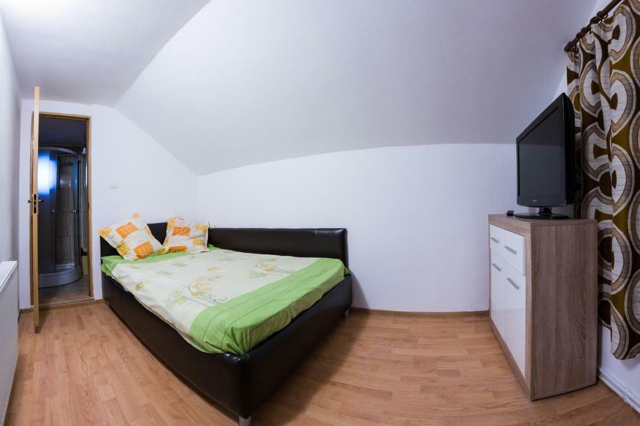 Casa De Vacanta Jeny Novaci-Străini Buitenkant foto